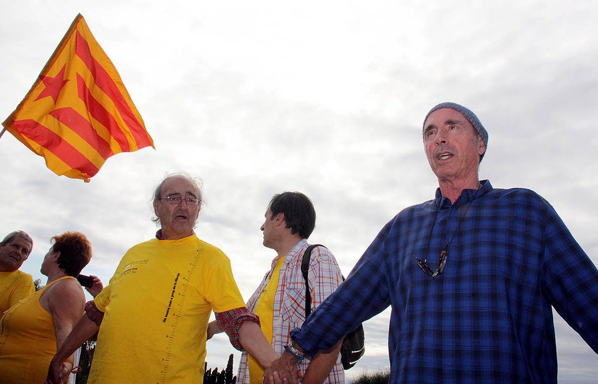 El compositor de Vinaròs, Carles Santos, i el cantautor Lluís Llach uneixen les seves mans en la frontera administrativa entre el País Valencià i Catalunya, durant la Via Catalana.