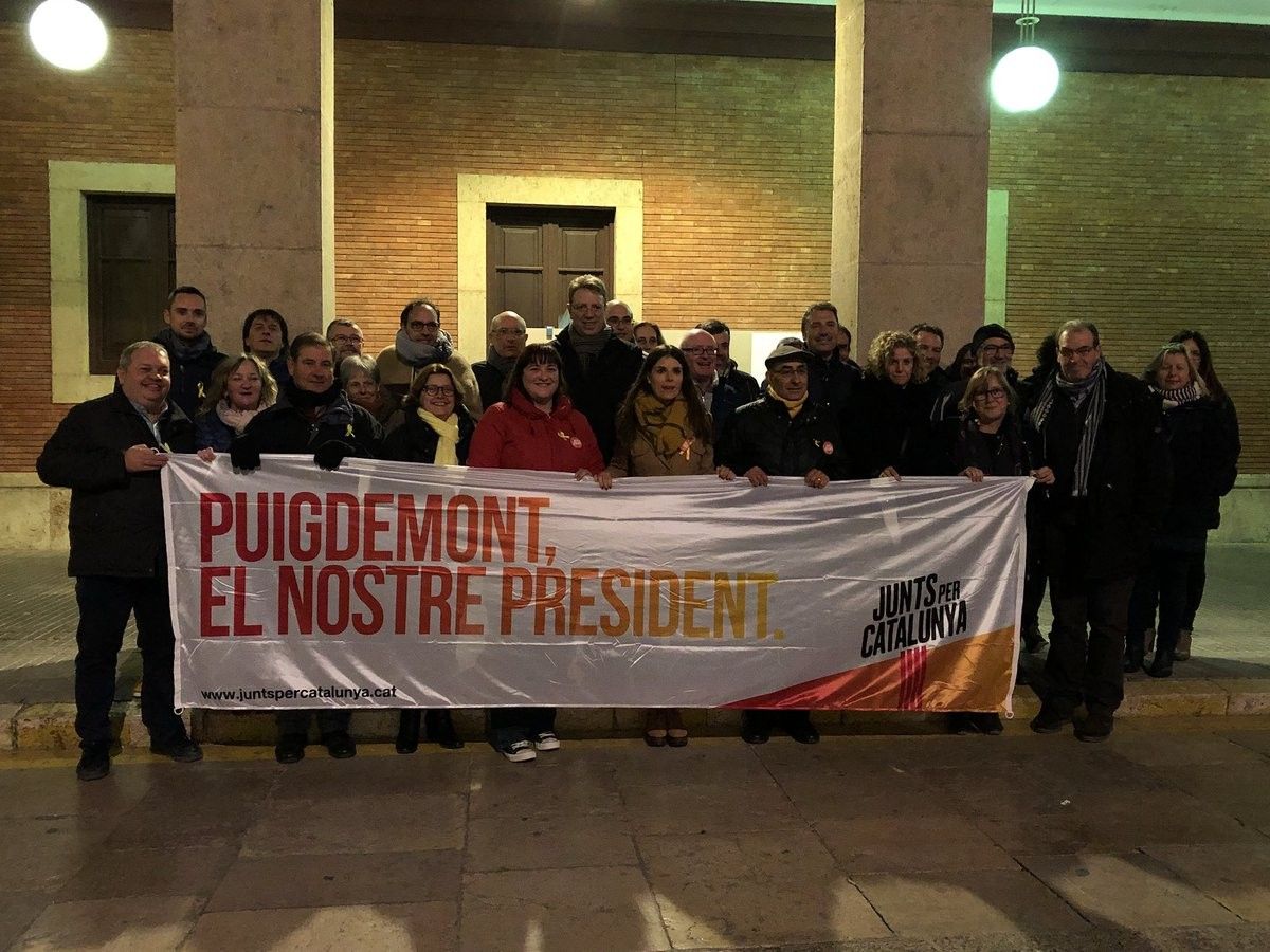 Imatge de la penjada de cartells de Junts per Catalunya a Tortosa, encapçalada per Mònica Sales