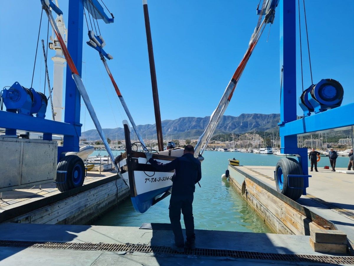 Recuperació de l'embarcació de vela llatina al Port de la Ràpita