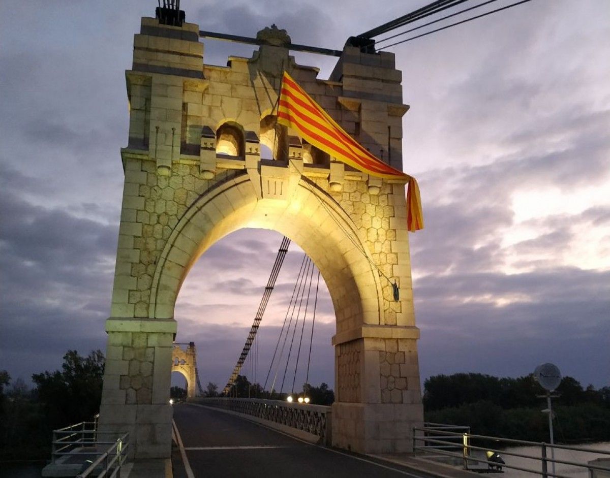 La senyera torna a onejar al Pont Penjant d'Amposta