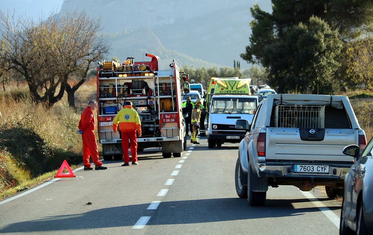 Els serveis d'Emergències treballant al punt on s'ha produït l'accident a la carretera d'entrada d'Horta de Sant Joan.