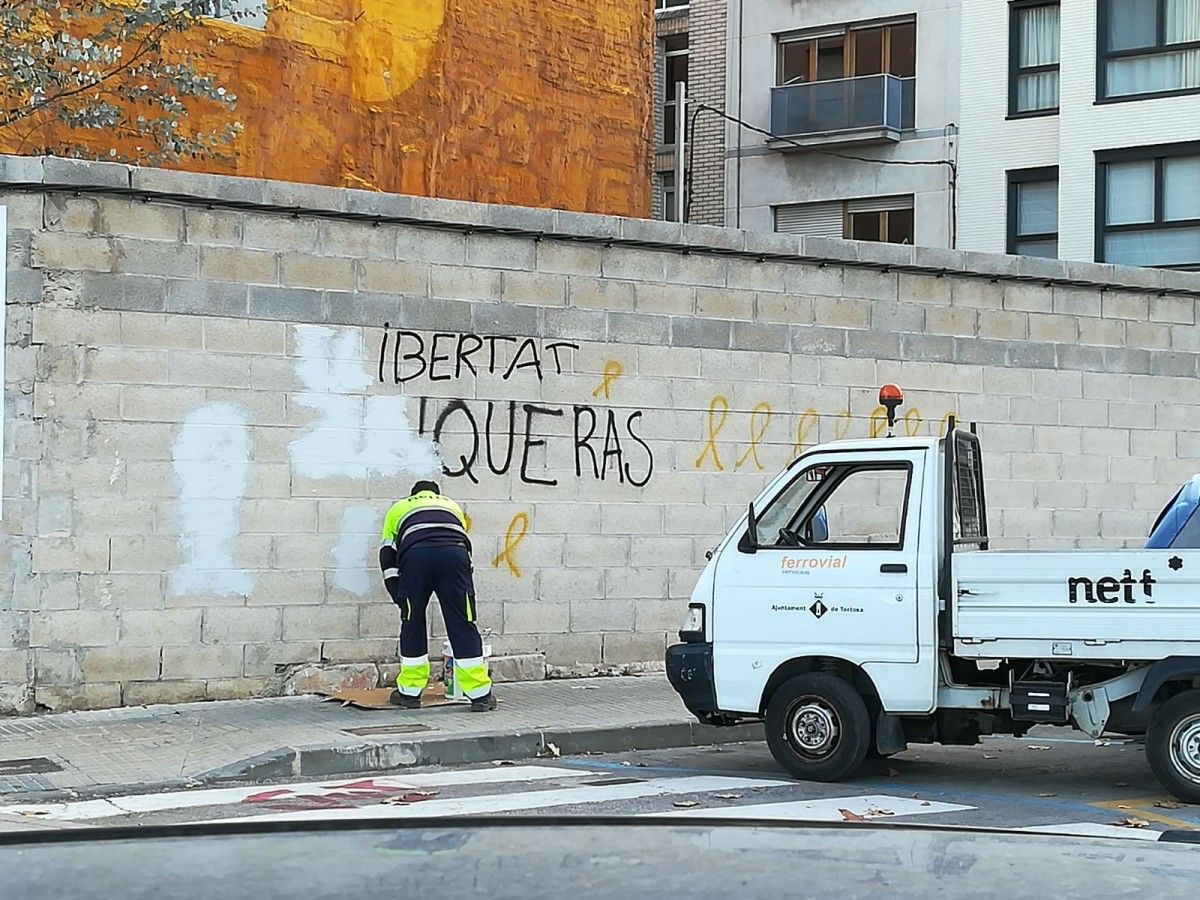 La brigada de Tortosa esborrant llaços i pintades, este dissabte