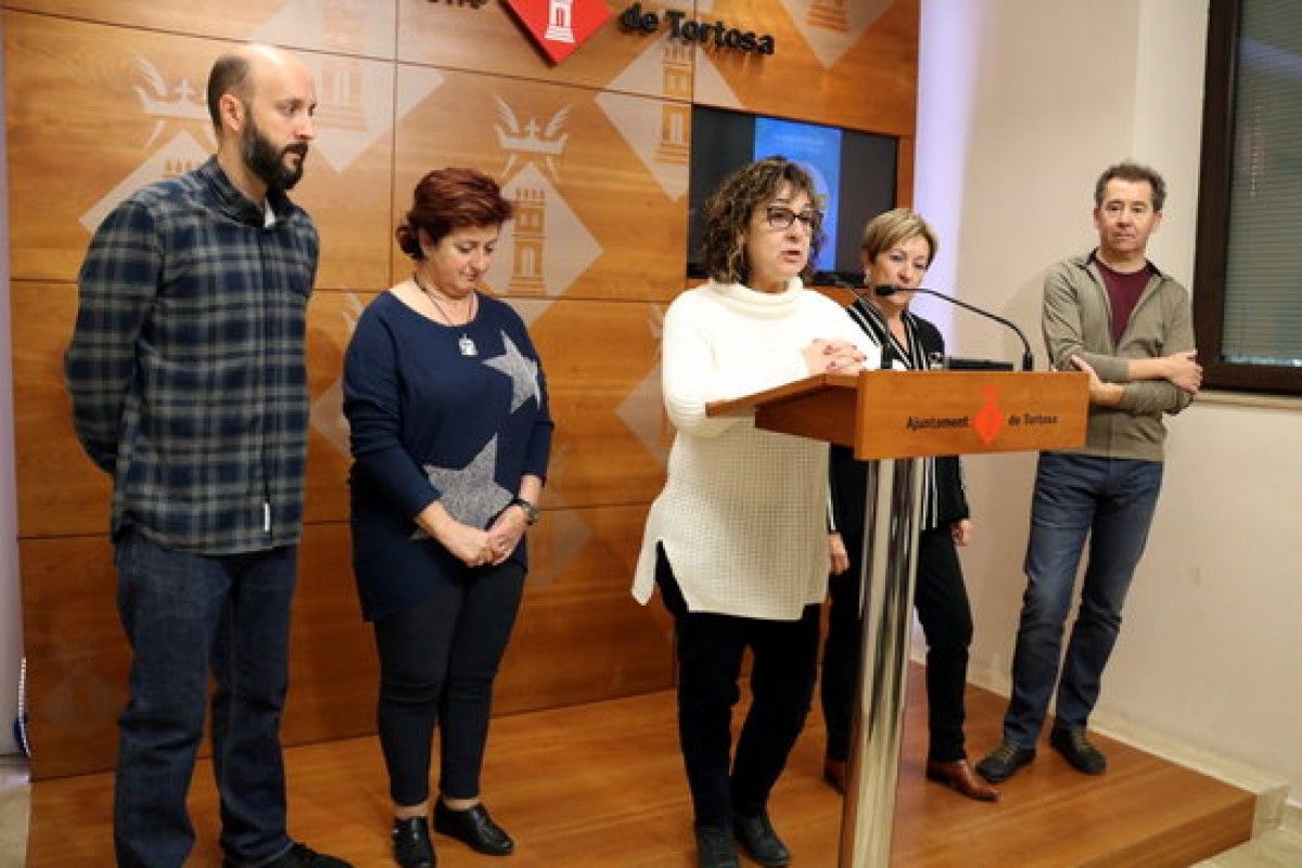 Imatge de la roda de premsa amb la regidora de Serveis Socials de Tortosa, Maria Jesús Viña, amb representants de les entitats i associacions que organitzen actes per la Marató