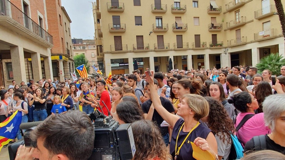 Centenars de persones han omplert la plaça de l'Ajuntament este migdia