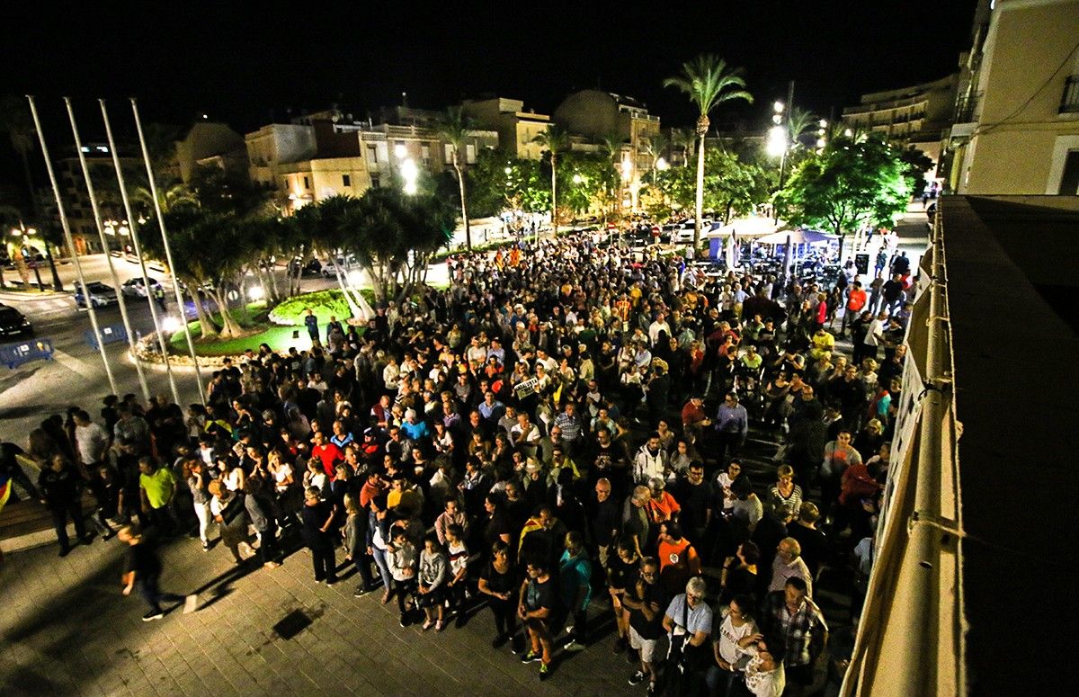 Unes 2.000 persones s'han manifestat de manera espontània a la Ràpita