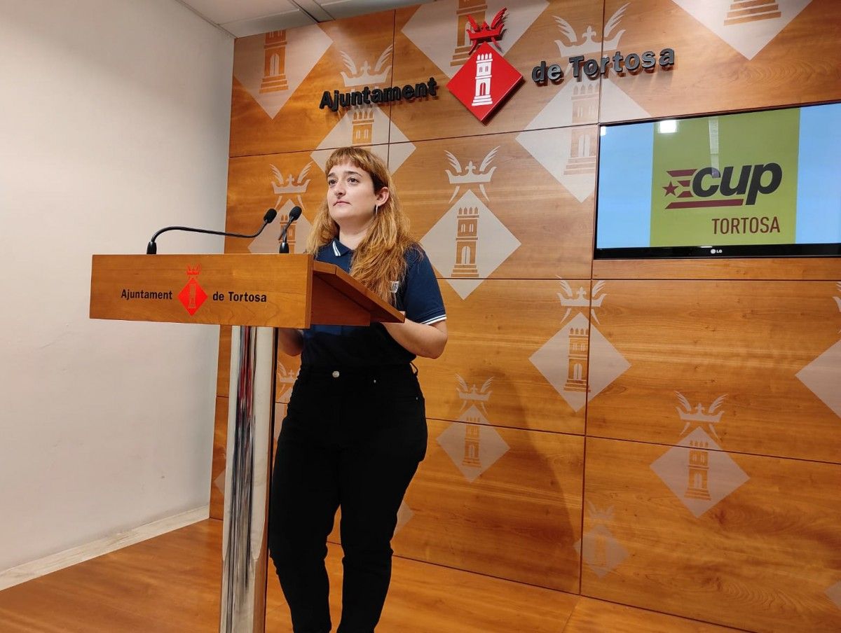 Selene Alberich , número dos de la CUP Tortosa en roda de premsa a l'Ajuntament de Tortosa este matí