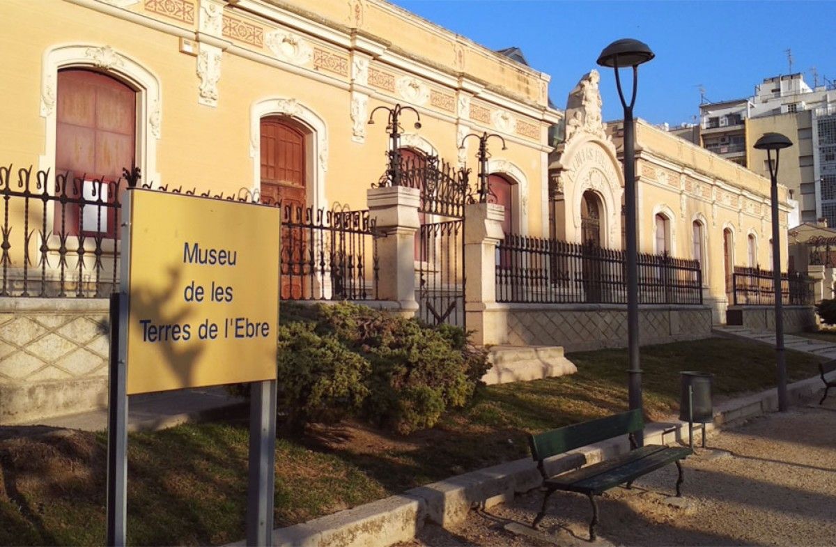 Façana principal del Museu de les Terres de l'Ebre, a Amposta.