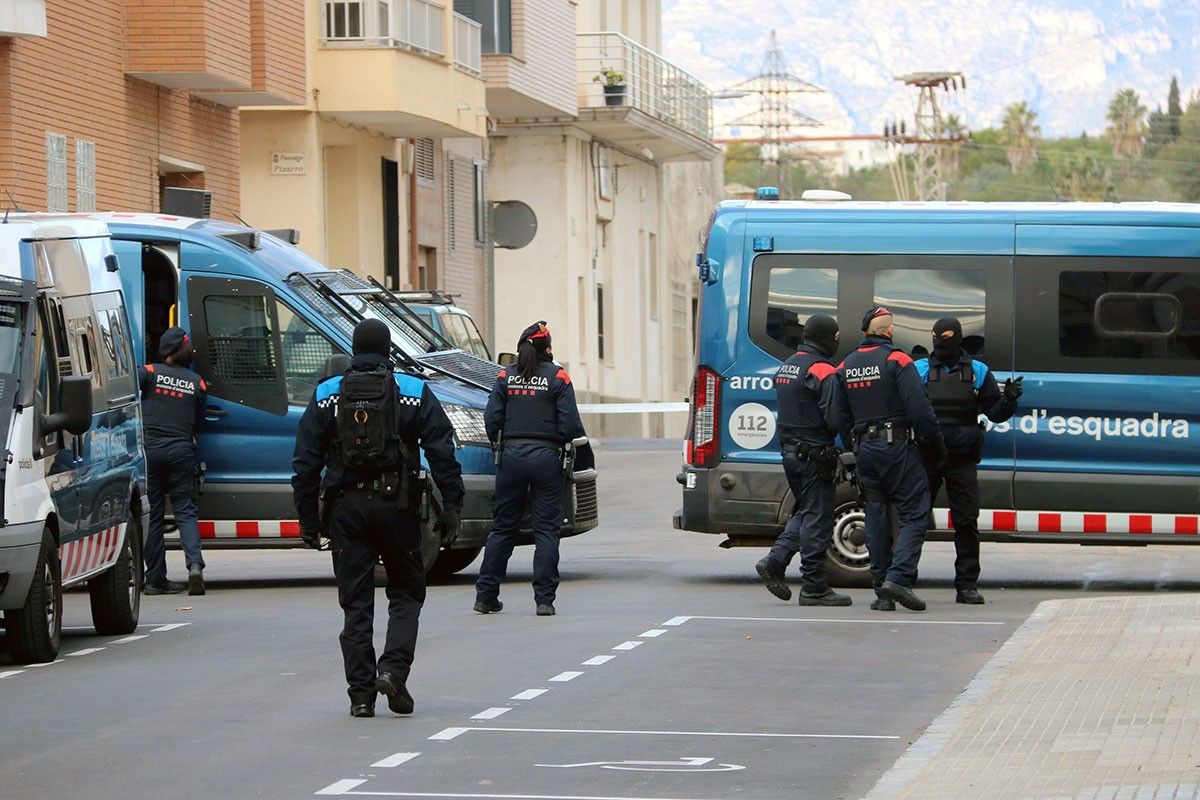 Agents dels Mossos i la Policia local d'Amposta durant l'operatiu al carrer Agustina d'Aragó, dimarts passat.