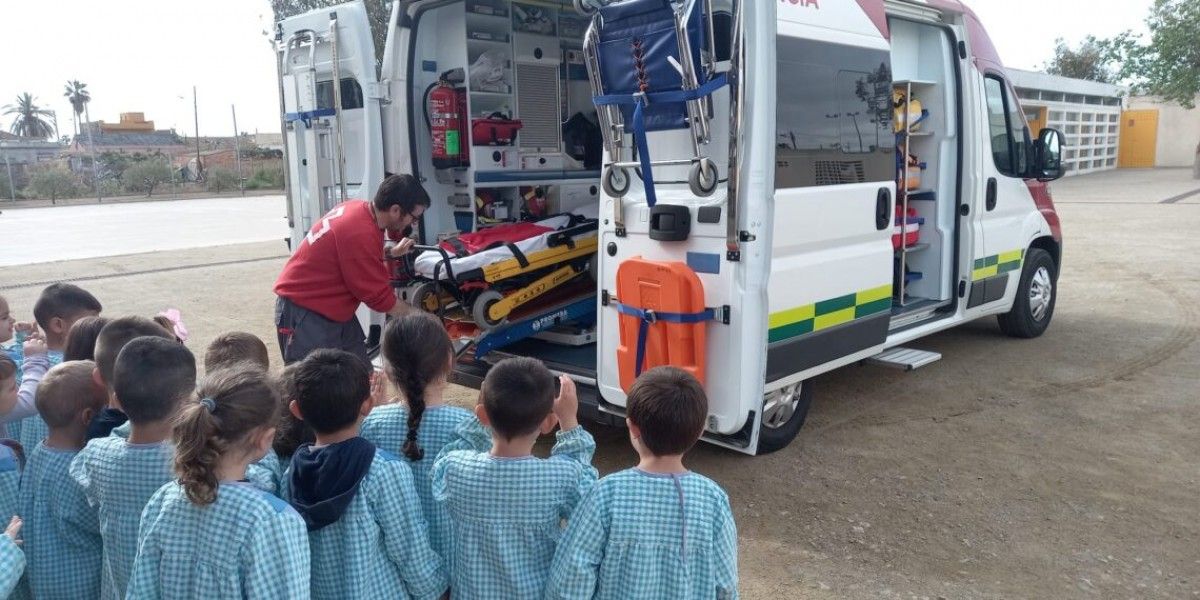 Els escolars aprenen el funcionament d'una ambulància i altres qüestions relacionades amb la salut a Deltebre 