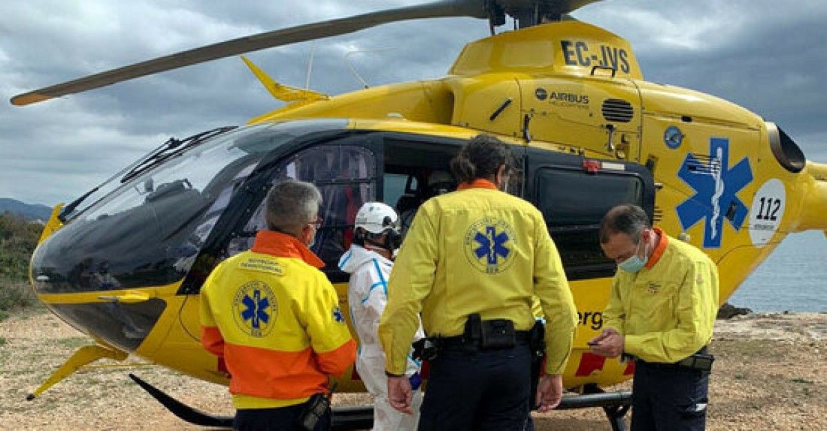  Pla general dels tècnics del SEM preparant l'helicòpter medicalitzat per al trasllat d'un dels ferits per intoxicació a l'Ametlla de Mar
