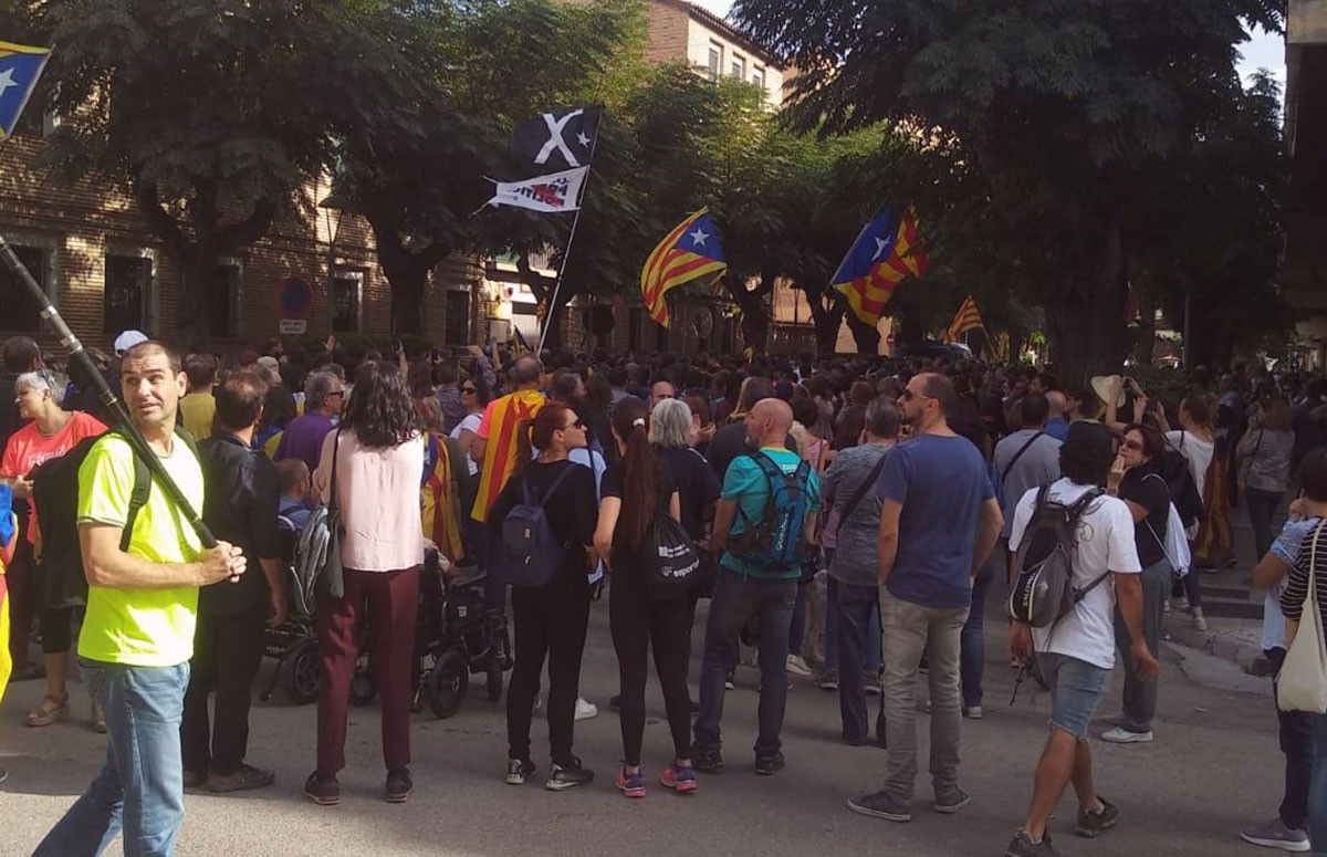 Manifestants davant la caserna de la Guàrdia Civil a Tortosa.
