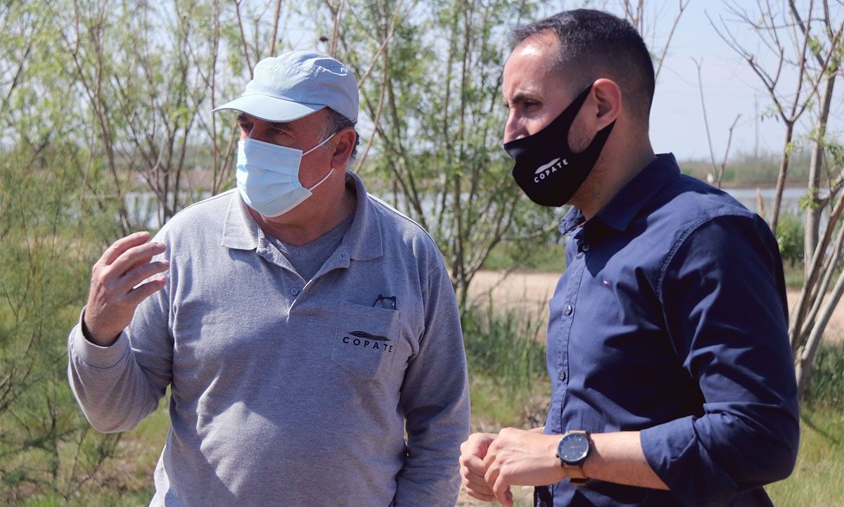 El director tècnic del Copate, Raül Escosa, i el president de l'ens, Joan Alginet, després de finalitzar les primeres dues jornades de tractaments contra els mosquits a Deltebre.