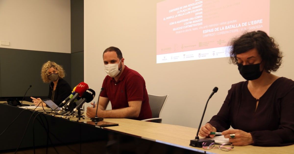  Pla mitjà de l'alcaldessa de Tortosa i vicepresidenta de la Diputació, Meritxell Roigé, el codirector de FRONT, Oriol Gracià, i la directora del COMEBE, Teresa Ferré, en la presentació de la mostra de cinema.