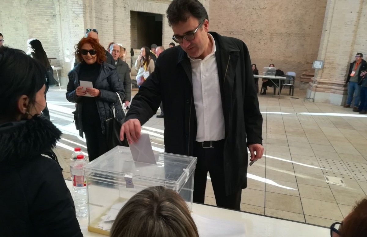 El candidat ebrenc per ERC, Lluís Salvadó, votant este matí a l'Església Nova de la Ràpita