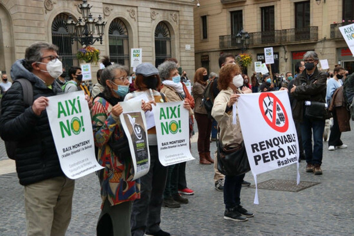 Pla americà de diverses persones sostent una pancarta durant la concentració a Barcelona contra les macroinstal·lacions de renovables