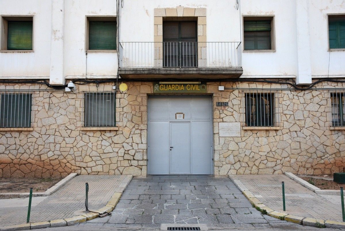 La porta d'accés principal de la caserna de la Guàrdia Civil d'Amposta.