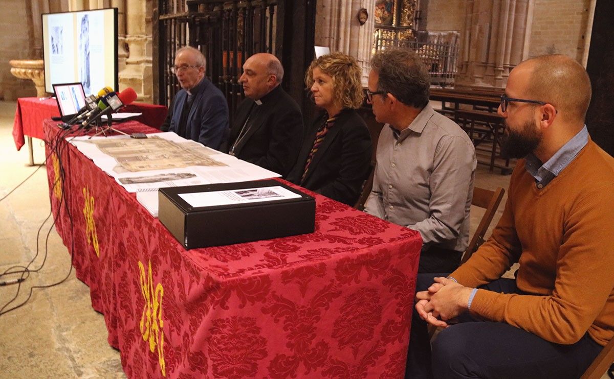 Roda de premsa on s'ha presentat el projecte de neteja de la façana de la catedral de Tortosa, amb el bisbe Benavent, l'alcaldessa Roigé i els arquitectes Brull i Alfonso.