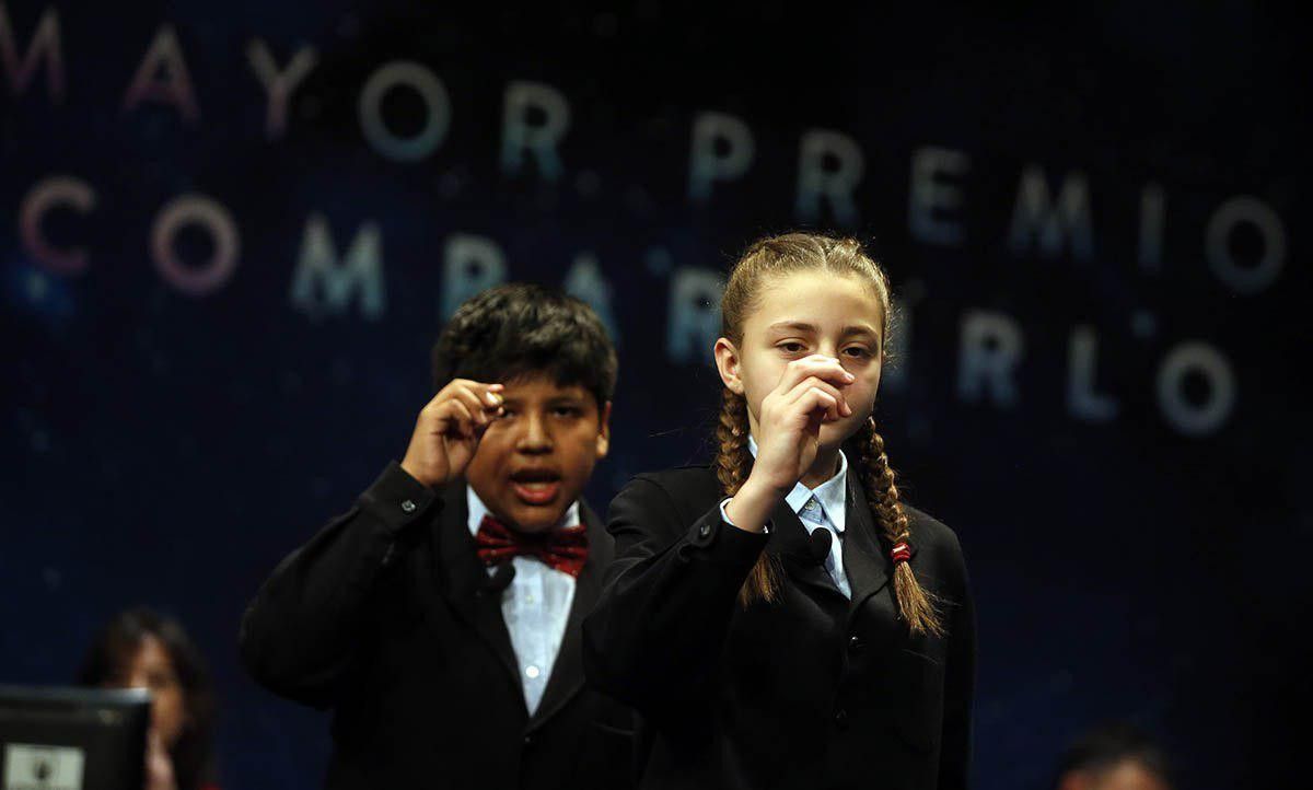 Els xiquets de Sant Idelfons cantant els premis