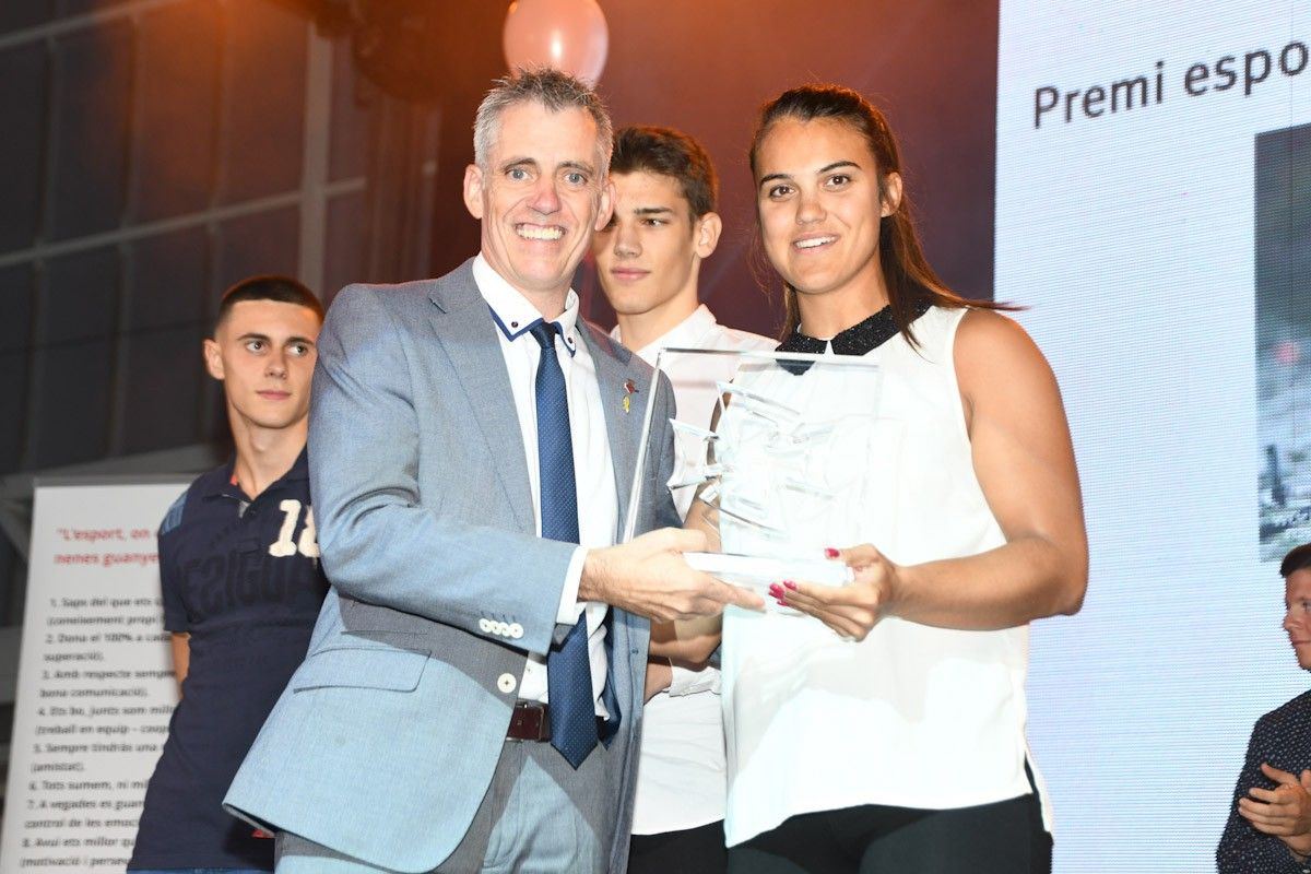 Aina Cid, guanyadora del premi Esports 2019 a Amposta amb l'alcalde Adam Tomàs 