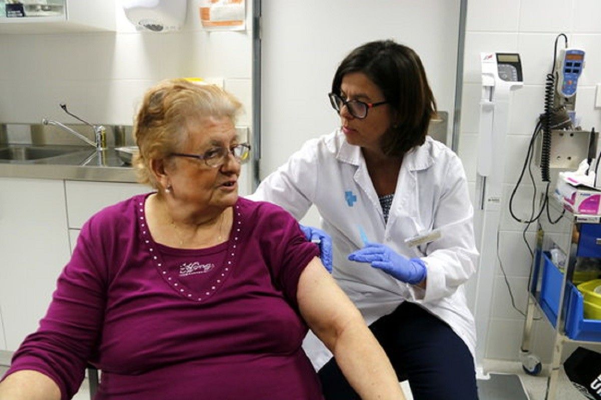 Una usuària del CAP Onze de Setembre de Lleida vacunant-se per la grip