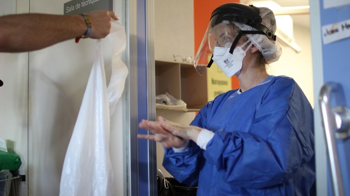Imatge d'una infermera a la Unitat de Cures Intensives de Tortosa