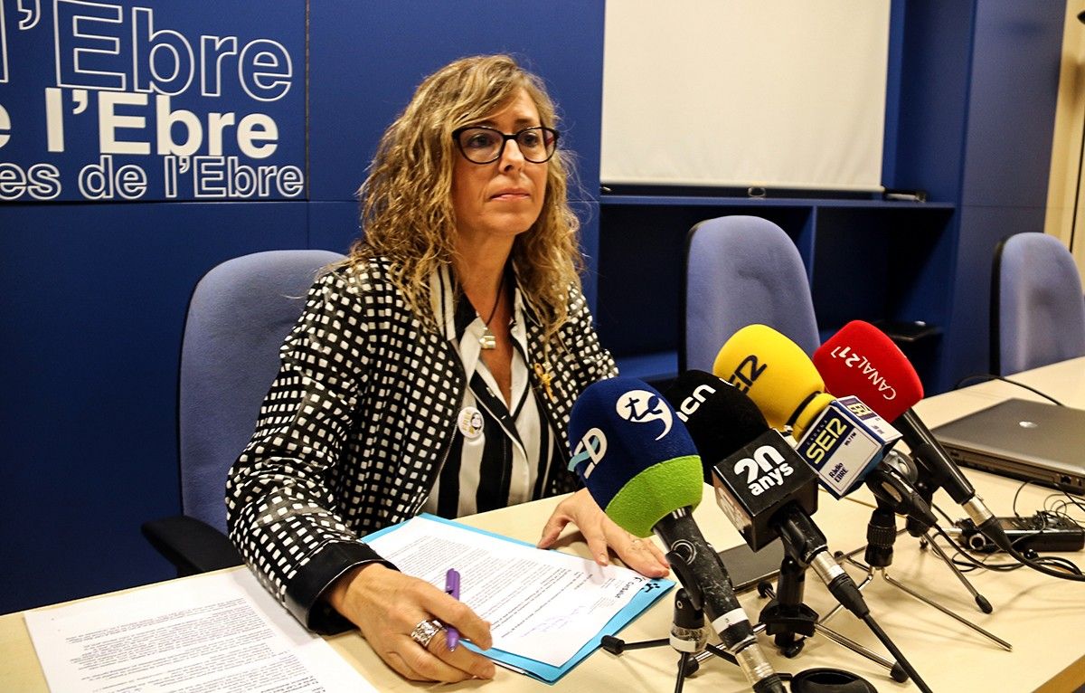 La gerent de la Regió Sanitària Terres de l'Ebre, Mar Lleixà, en roda de premsa