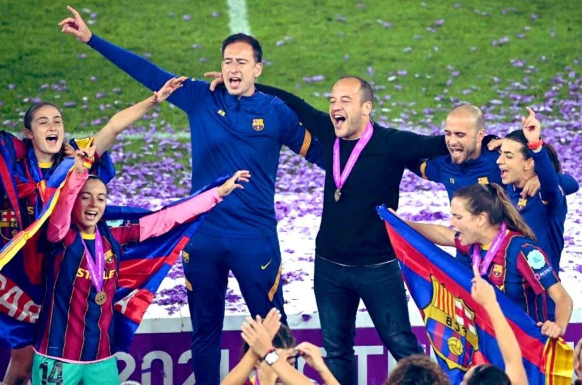 Rafel Navarro, a l'esquerra, amb l'entrenador del Barça B i la resta de l'equip durant la celebració de la Champions.