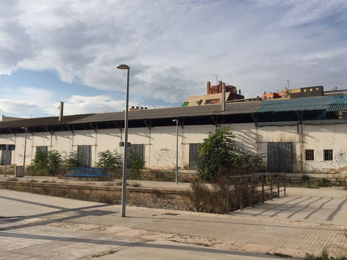 Movem Tortosa proposa conservar la nau dels antics magatzems de mercaderies de l’estació del ferrocarril