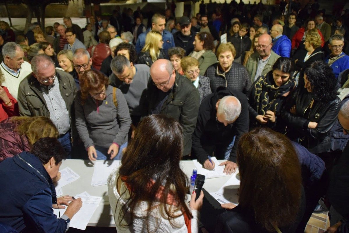 La ciutadania de Móra d'Ebre ha signat contra la pujada d'impostos del 20% en les taxes municipals