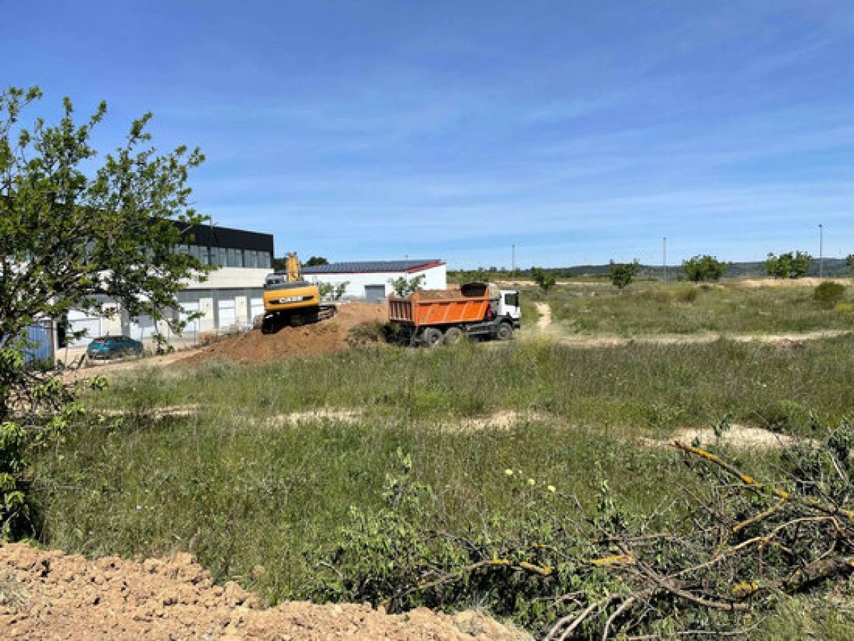  Pla general dels camions que han començat a fer els moviments de terres per construir la nova nau logística de Freshly Cosmetics al polígon La Plana de Gandesa, al maig.