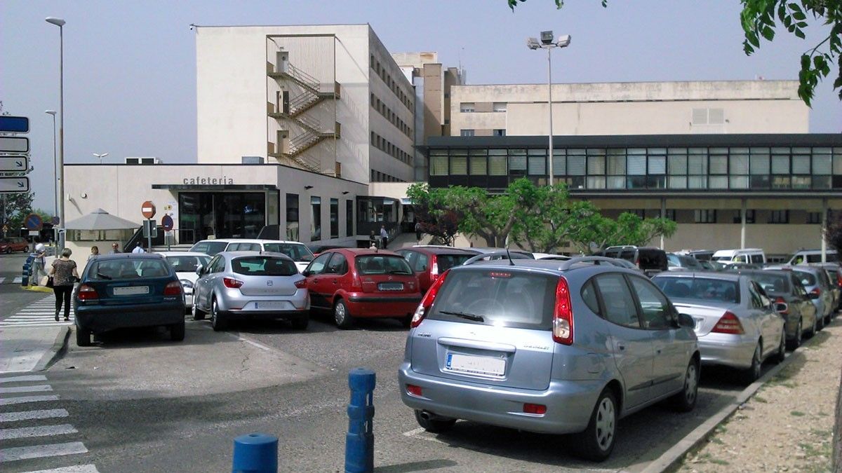 L'Hospital disposa actualment d'unes 620 places d'aparcament entre el tancat i els voltants del centre.