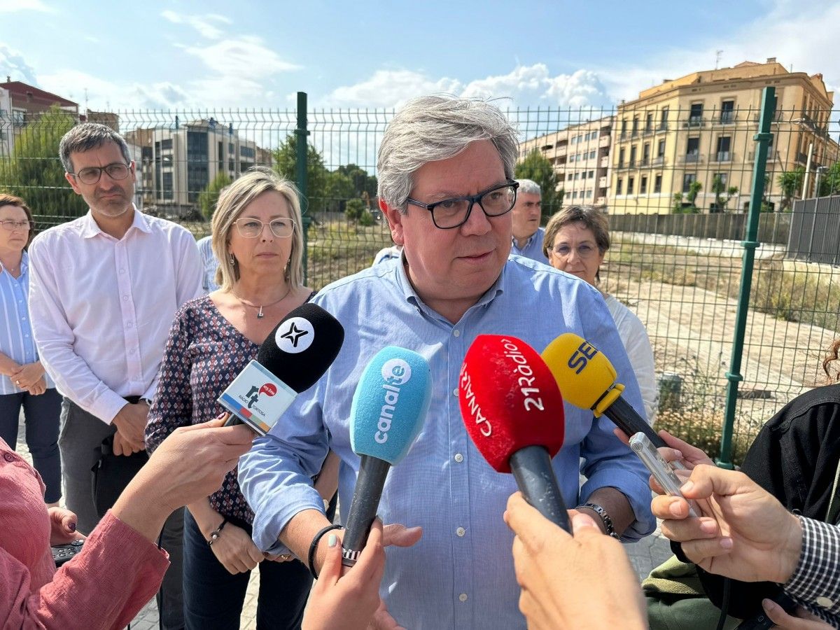 Xavier Faura en roda de premsa als terrenys que l'Ajuntament de Tortosa vol recuperar de Renfe 