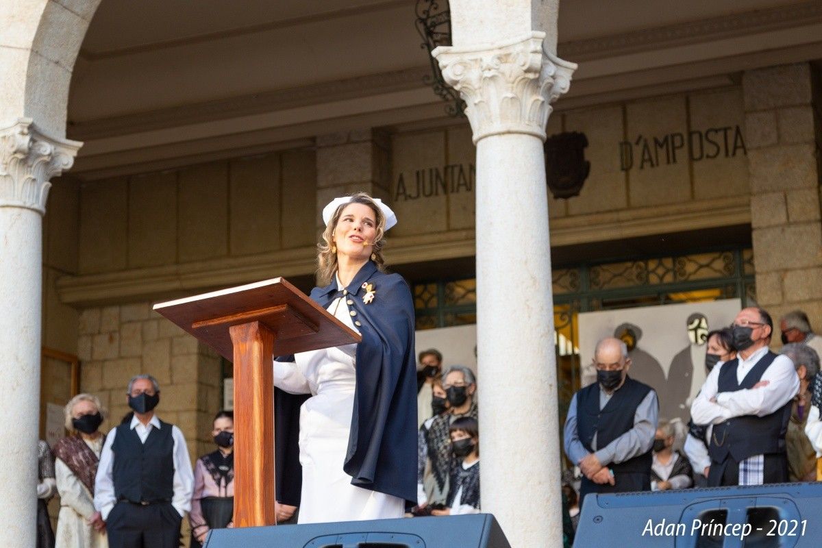La pregonera de la tretzena edició de la Festa del Mercat, Anna Escobar, interpretant la infermera Assumpció.