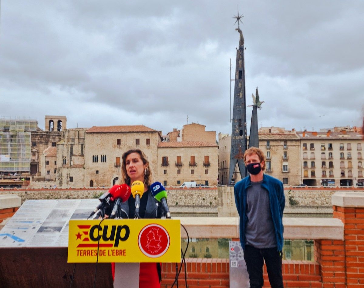 La diputada per Tarragona Laia Estrada i el regidor de la CUP Sergi Arnau, este matí durant la roda de premsa.