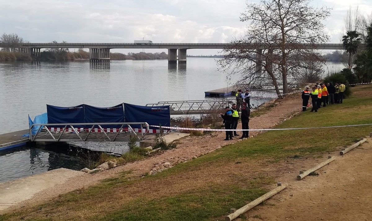El cos va ser localitzat al costat d'un dels embarcadors.
