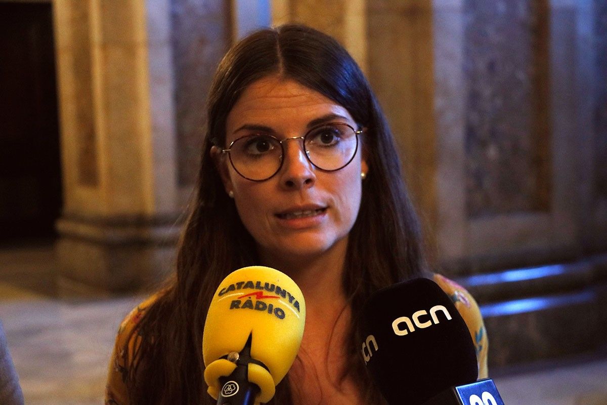 La diputada de JxCat Mònica Sales en declaracions als mitjans al Parlament.