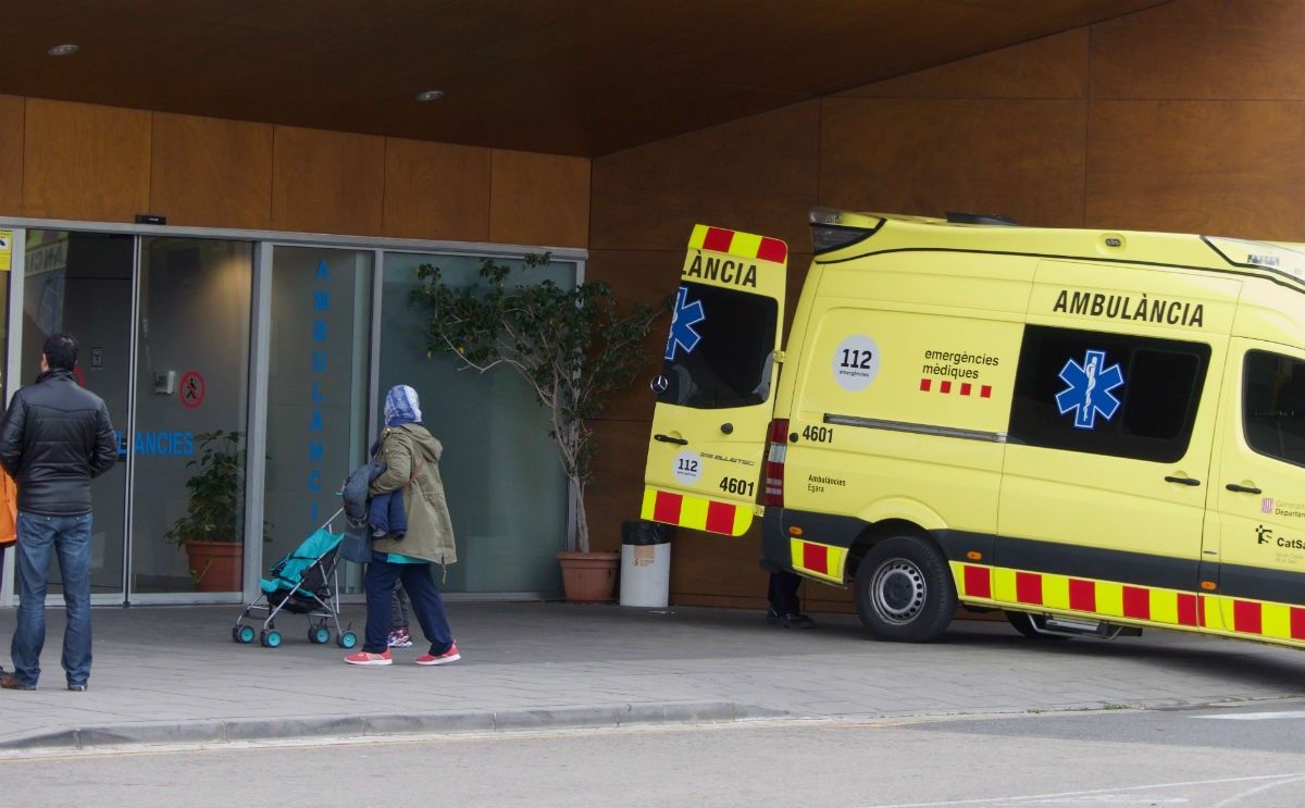 Una ambulància aturada a Urgències de l'Hospital Joan XXIII de Tarragona 