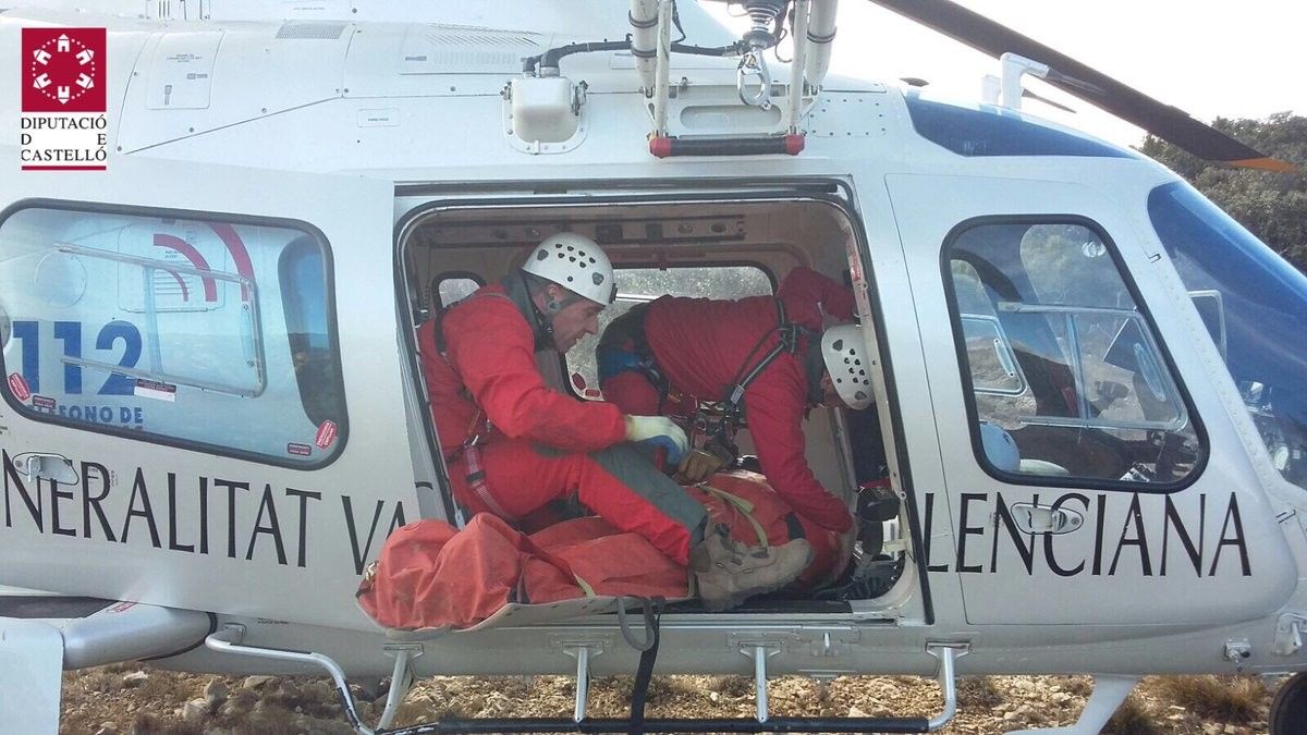 Imatge de l'helicòpter medicalitzat procedeint al rescat del ferit