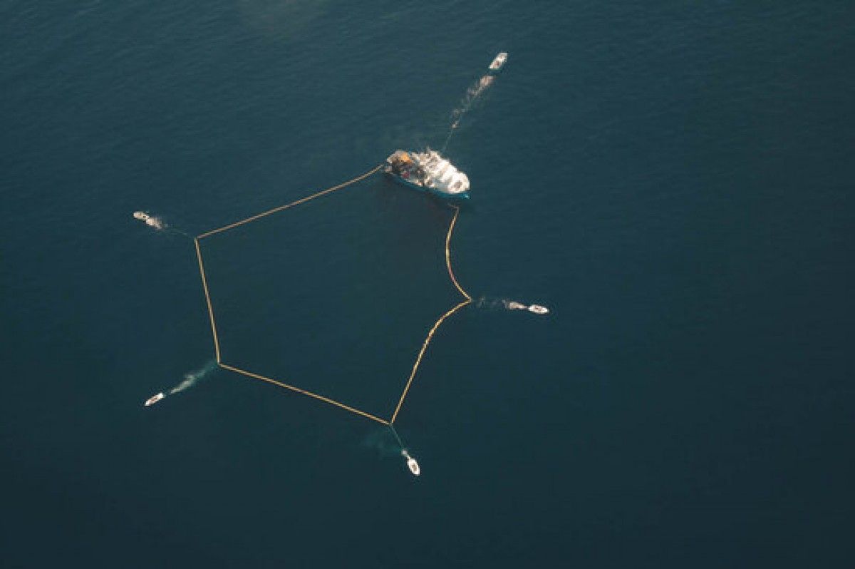 Imatge aèria d'un vaixell fent les tasques d'encerclament per capturar tonyines roges. 