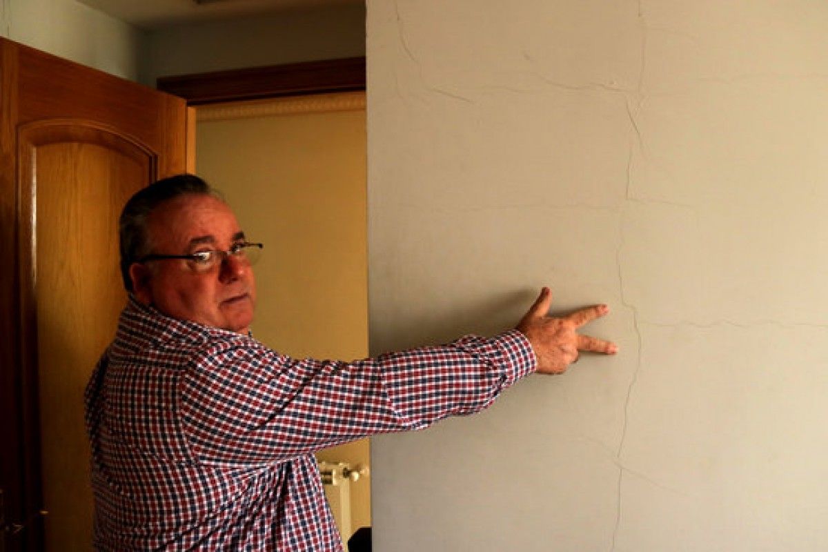 Un veí ensenya les esquerdes provocades pels sismes