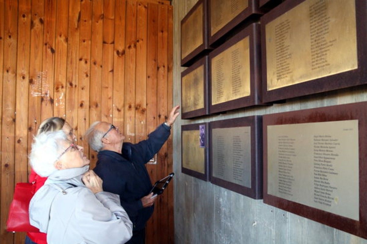 Jean René, amb alguns familiars, buscant el nom del seu pare, Glaussel René, mort en la Batalla de l'Ebre, a les plaques d'homenatge a les víctimes del Memorial de les Camposines, Imatge del 6 de novembre del 2019 