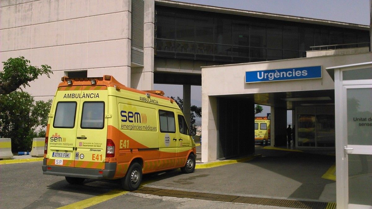 Imatge d'arxiu d'una ambulància al servei d'Urgències de l'hospital Verge de la Cinta de Tortosa.