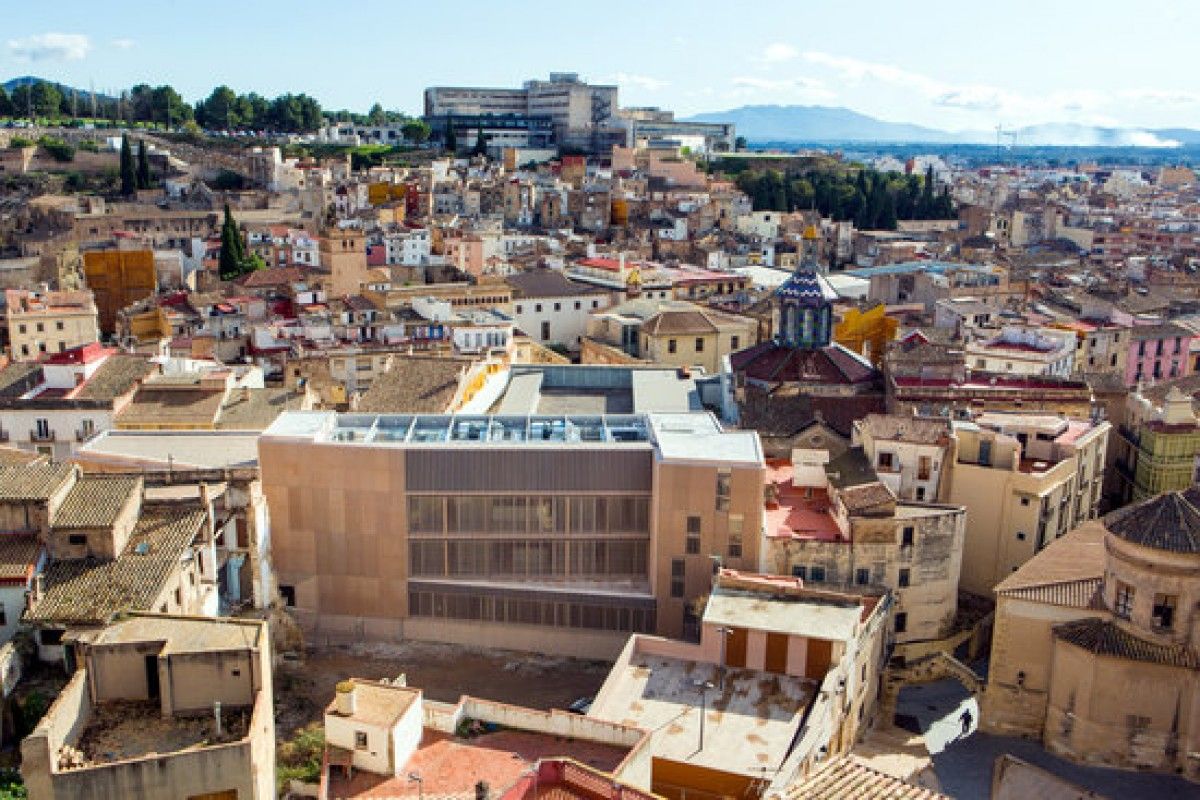 Pla aeri del nucli antic de Tortosa on es veu el nou edifici del Palau de Justícia. Imatge del 18 de novembre del 2019...