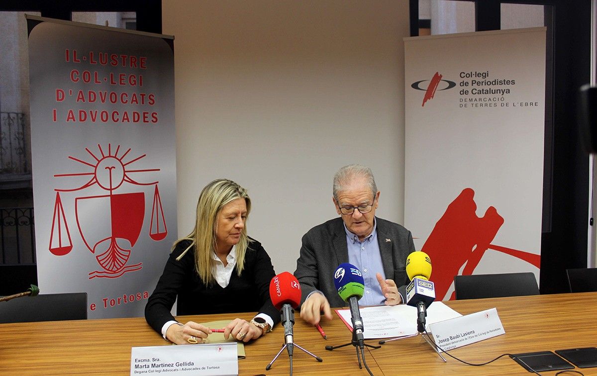 La degana del Col·legi d'advocats i advocades a Tortosa, Marta Martínez,  i el president de la Demarcació Terres de l’Ebre del CPC, Josep Baubí