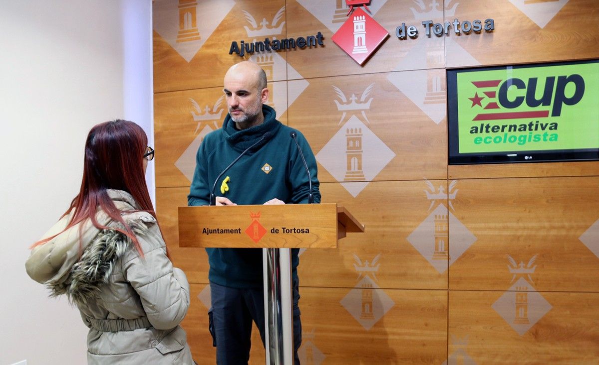 El portaveu de la CUP de Tortosa, Xavi Rodríguez, conversant a la sala de premsa de l'Ajuntament.