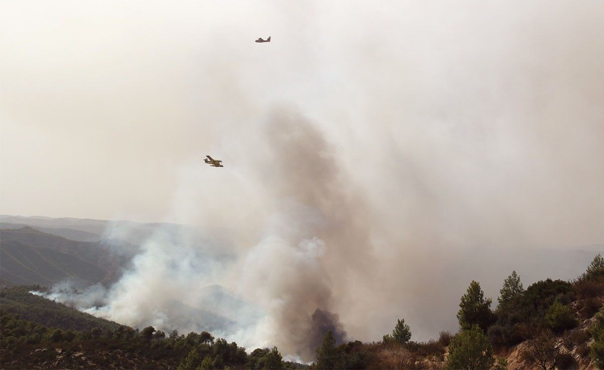 Tasques d'extinció de l'incendi de la Pobla de Massaluca, a la Terra Alta.