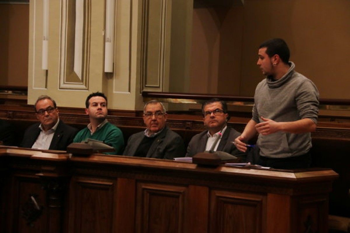 El portaveu de la CUP a la Diputació de Tarragona, Edgar Fernández, presentant la moció, al costat d'altres representants