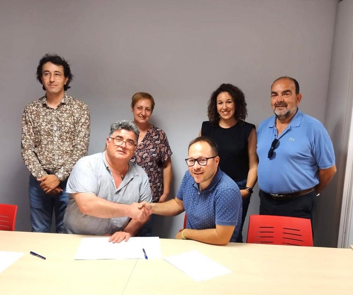 Les dos formacions signant l'acord de govern del Consell Comarcal de la Ribera d’Ebre 