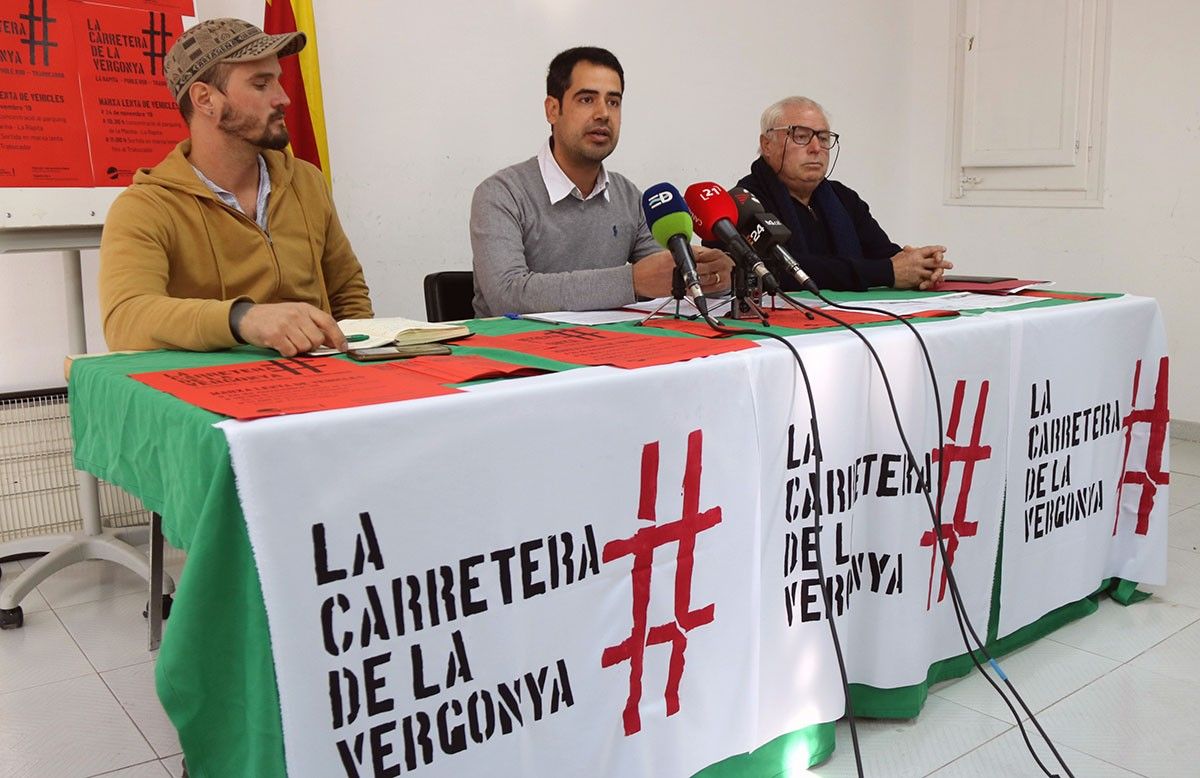 Portaveus de la Plataforma per la carretera de Poble Nou del Delta, d'esquerra a dreta: Josep Juan Segarra, Joan Capilla i Àngel Biosca.
