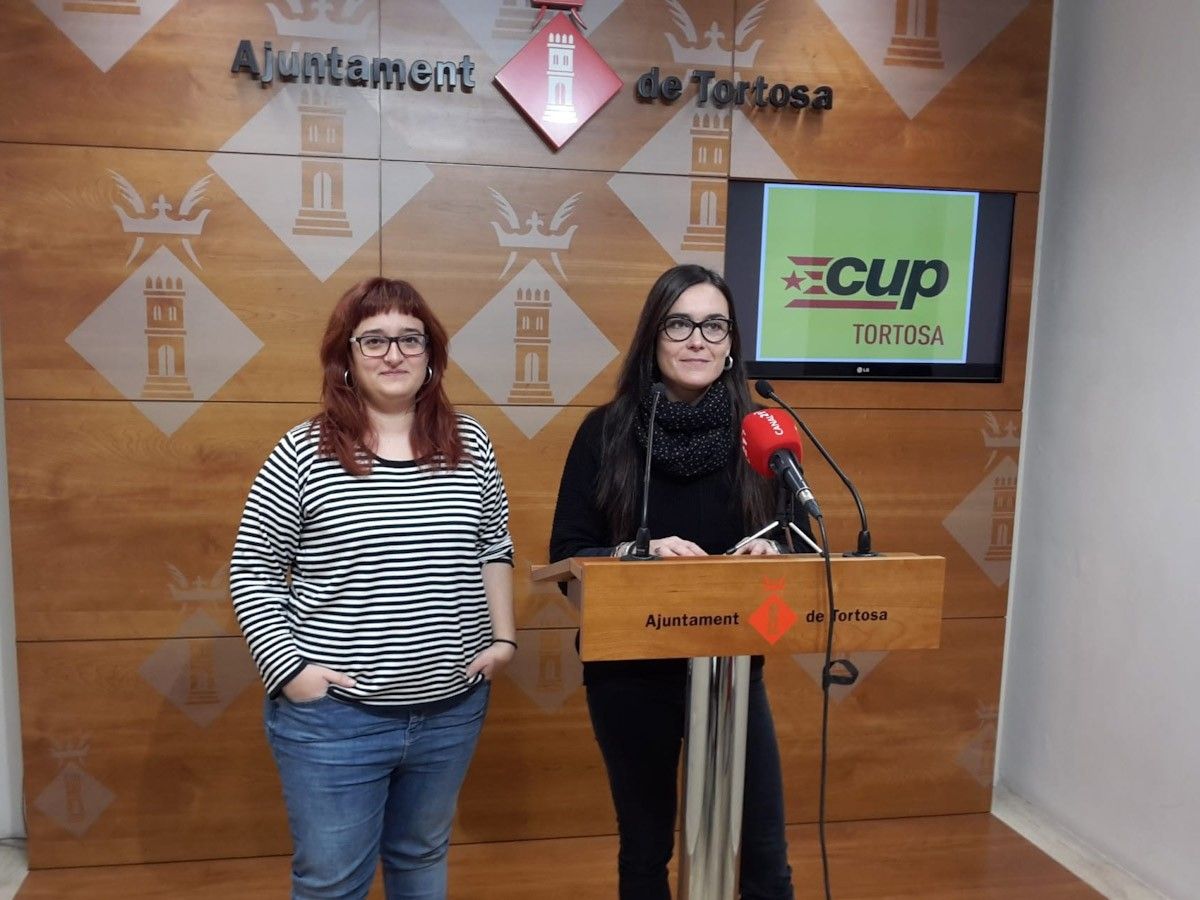 Dues de les portaveus de la CUP Tortosa en roda de premsa este matí
